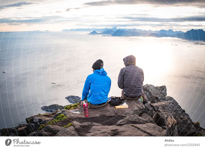 Gipfelfoto zweier junger Männer über dem Nordmeer, Lofoten Meer Insel Junger Mann Jugendliche Leben 2 Mensch Landschaft authentisch frei Zusammensein gigantisch