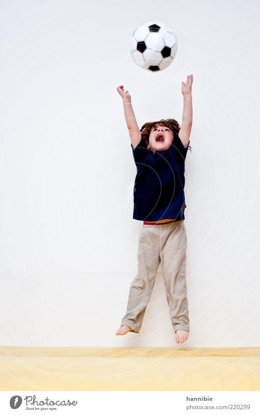 Hurra! Freude Spielen Fußball Mensch Kind Junge 1 3-8 Jahre Kindheit springen toben blau gelb weiß hüpfen werfen Barfuß lachen schreien Ausgelassenheit strecken