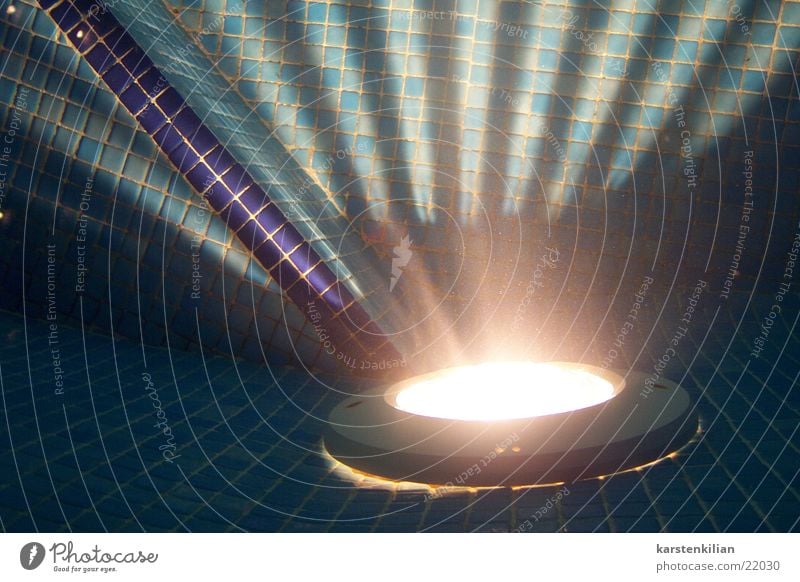 Licht & Schatten Lampe Schwimmbad Freibad Reflexion & Spiegelung Wasseroberfläche Freizeit & Hobby Beleuchtung Unterwasseraufnahme