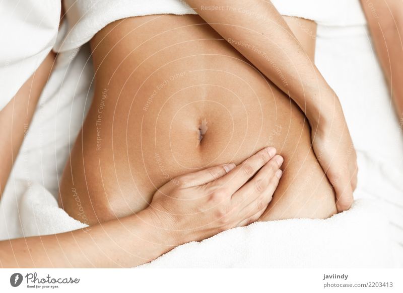 Draufsicht von den Händen, die weiblichen Unterleib massieren. Lifestyle schön Körper Behandlung Medikament Wellness Erholung Spa Massage