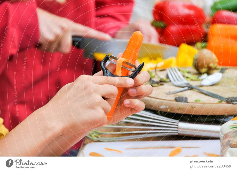 Kollektivkochen Essen zubereiten Teamwork Kar­tof­fel­schä­ler Möhre Paprika Gemüse Kind häuten Schneidebrett geschnitten Gesunde Ernährung Jugendliche Hand