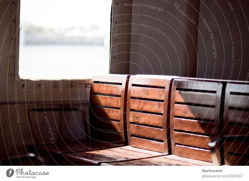Auf der Fähre Schifffahrt An Bord braun Sitzgelegenheit Bank Farbfoto Licht Schatten Sonnenlicht Holz Holzbank Menschenleer Unschärfe Tag