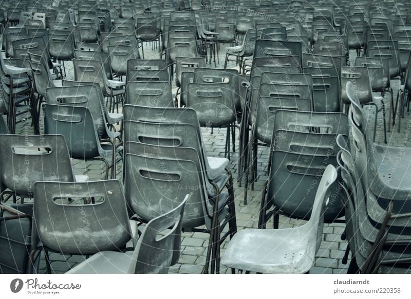 Reise nach Jerusalem Stuhl Platz Petersplatz Rom Vatikan Stapel Plastikstuhl grau trist viele gleich einheitlich durcheinander Sitzgelegenheit Sitzreihe Reihe