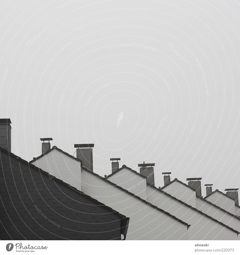 Nachbarschaft Haus Einfamilienhaus Bauwerk Gebäude Dach Schornstein grau Gedeckte Farben Textfreiraum oben hintereinander nebeneinander Reihe weiß gleich trist