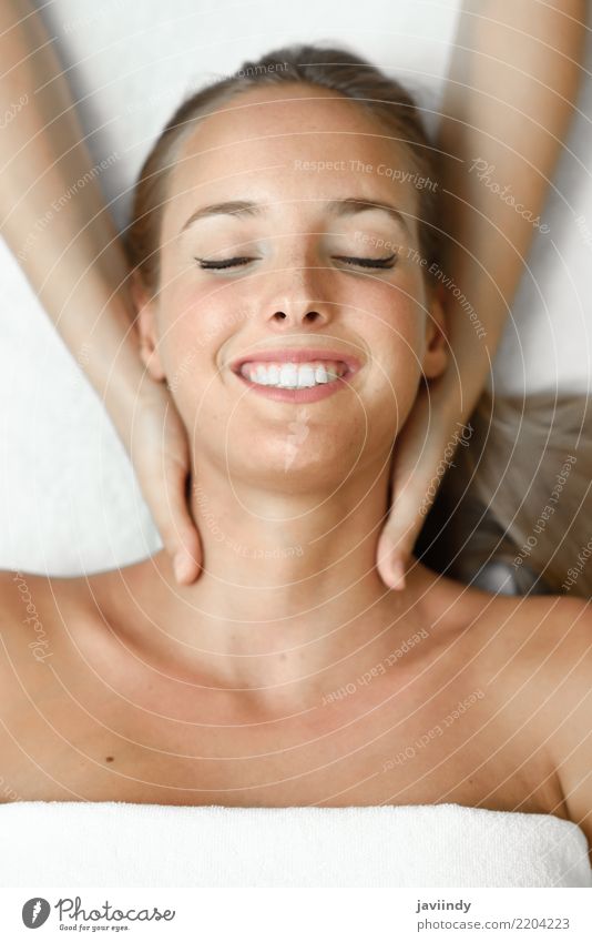 Junge blonde Frau, die eine Kopfmassage in einer Badekurortmitte empfängt Lifestyle schön Haut Gesicht Gesundheitswesen Behandlung Wellness Erholung Spa Massage