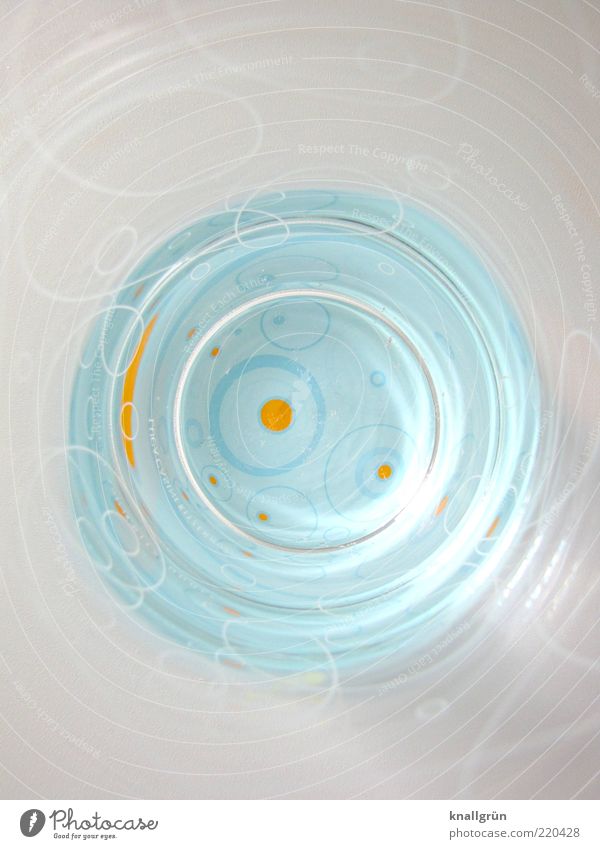 'ne runde Sache Glas hell blau weiß Kreis Wasserglas Farbfoto Studioaufnahme Nahaufnahme Menschenleer Textfreiraum oben Textfreiraum unten Froschperspektive