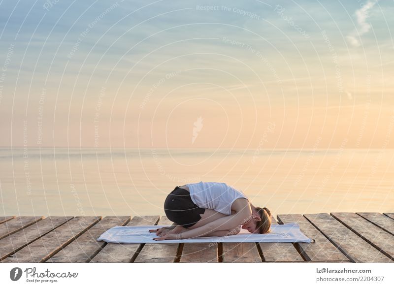 Übendes Yoga der jungen Frau durch Meer Wellness Erholung Meditation Ferien & Urlaub & Reisen Sommer Erwachsene blond atmen Kraft Gelassenheit Energie bewusst