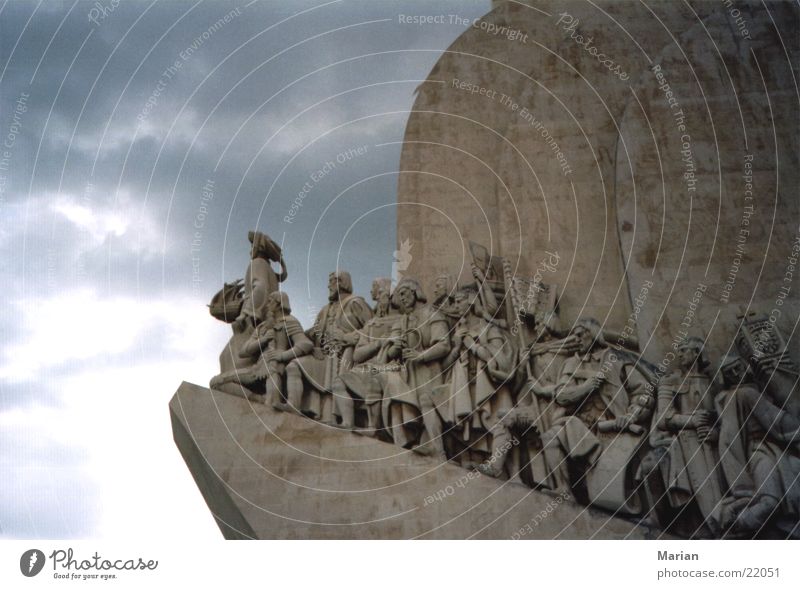 Portugal auf dem Weg in die neue Welt Lissabon Denkmal Wolken Mensch Vasco da Gama