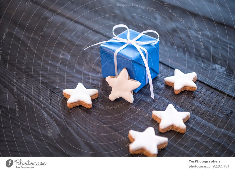 Geschenk- und sternförmige Kekse Dessert Glück Dekoration & Verzierung Feste & Feiern Weihnachten & Advent Geburtstag niedlich Backwaren schwarzer Hintergrund