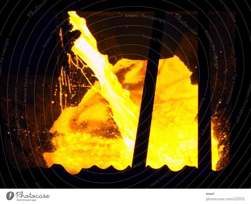 flüssiger Stahl Stahlwerk heiß Flüssigkeit glühend Industrie Abstich