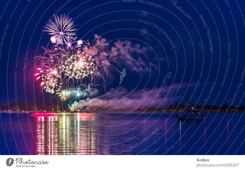 Feuerwerk am Ufer mit Spiegelung und Schiff auf dem Wasser Natur Himmel nachthimmel Horizont Sommer baum Küste Vorpommersche Boddenlandschaft Greifswald