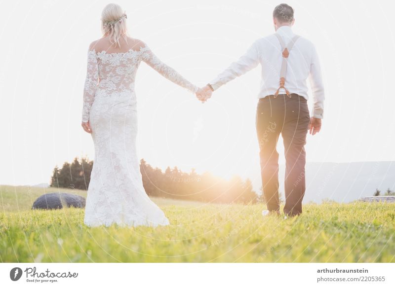 Frisch verheiratetes Ehepaar geht in der Natur dem Sonnenuntergang entgegen schön Feste & Feiern Hochzeit Mensch maskulin feminin Junge Frau Jugendliche
