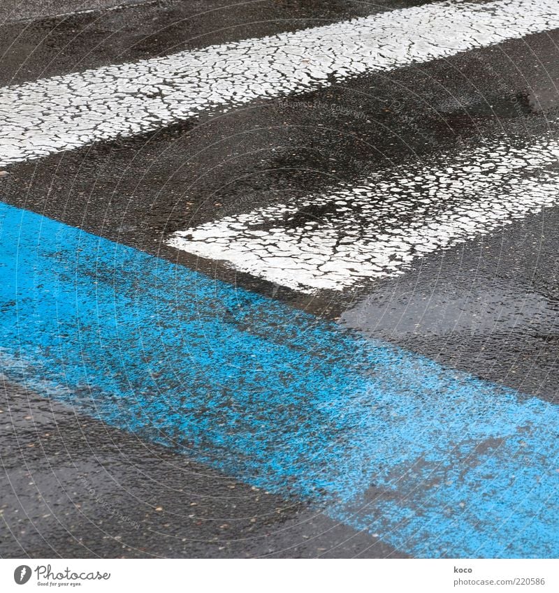 blau-weiß-schwarz Wasser Sommer schlechtes Wetter Regen Straße Zebrastreifen Fußgängerübergang Bodenmarkierung Schilder & Markierungen Linie eckig einfach Farbe