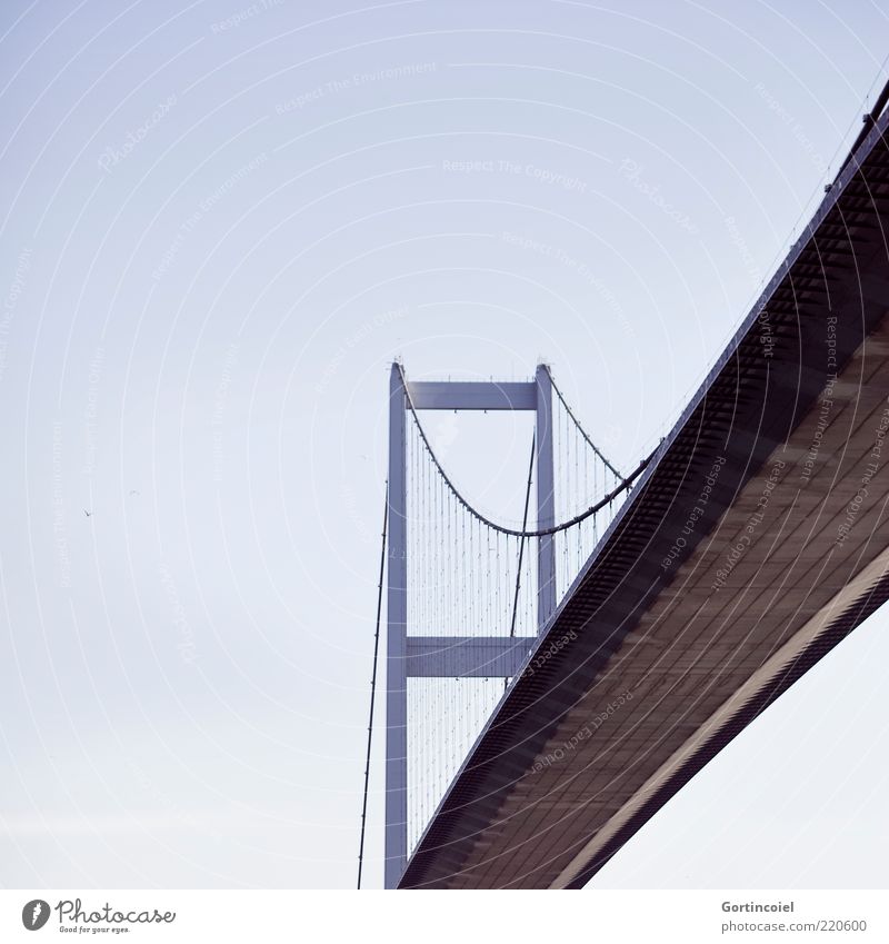Brücke Bauwerk Sehenswürdigkeit groß Europa Asien Türkei Istanbul Bosporus Farbfoto Außenaufnahme Textfreiraum links Tag Freisteller Vor hellem Hintergrund