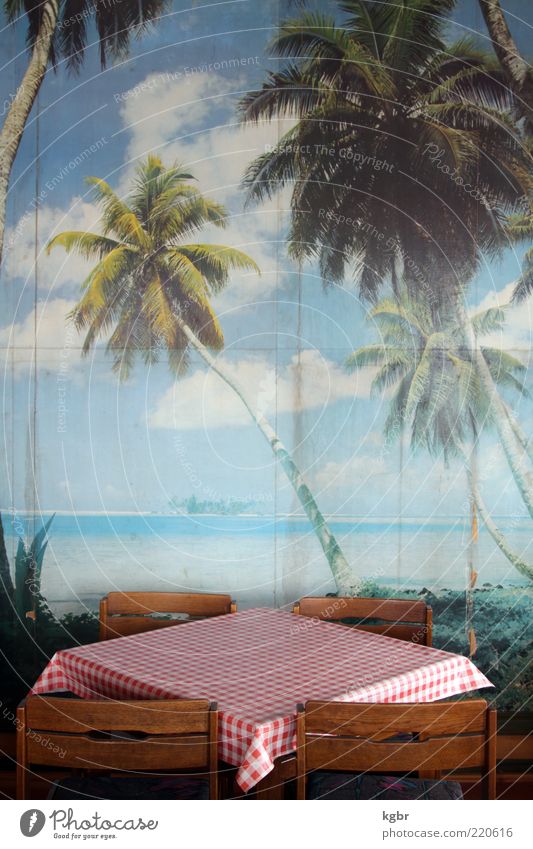 Karibikträume Stuhl Tisch Gastronomie Strand Mauer Wand exotisch retro trashig trist blau rot Sehnsucht Fernweh Perspektive Tourismus Verfall Farbfoto