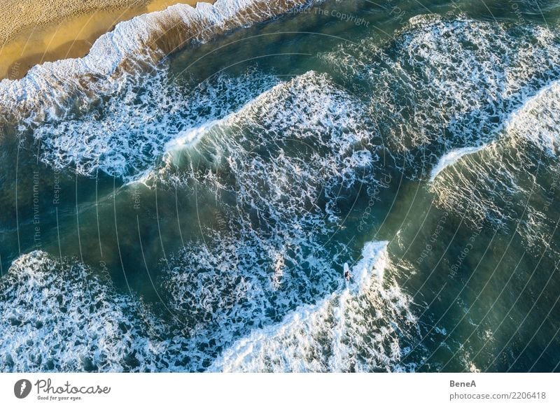 Schöner Strand, Küste und Bucht mit kristallklarem Meerwasser von oben gesehen Antenne aqua Baden schön blau Windstille übersichtlich Küstenstreifen Küstenlinie