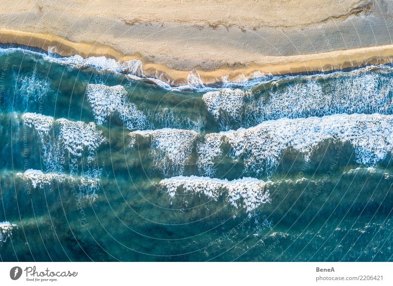 Schöner Strand, Küste und Bucht mit kristallklarem Meerwasser von oben gesehen Antenne aqua Athlet Baden schön blau Windstille übersichtlich Küstenstreifen