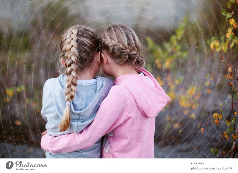 Schwesterherz Mensch feminin Mädchen Geschwister Kindheit 2 8-13 Jahre Umwelt Natur Herbst festhalten träumen blond kuschlig natürlich niedlich Vertrauen