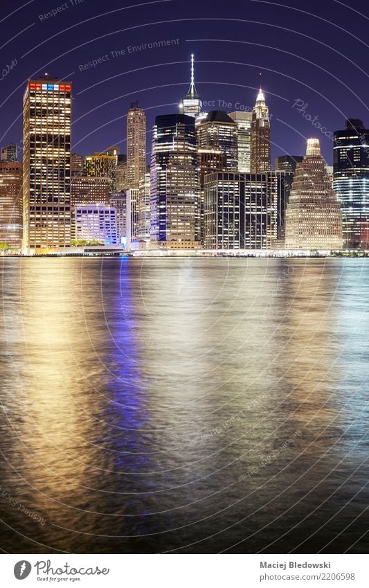 Skyline von Manhattan in der Nacht. Fluss Stadt Hochhaus Gebäude Architektur Sehenswürdigkeit Wahrzeichen Denkmal Business Design Erfolg Kapitalwirtschaft