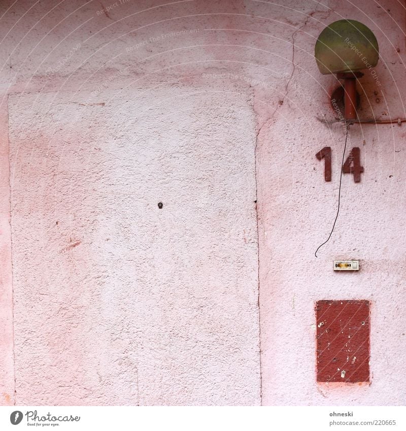 14 Haus Gebäude Mauer Wand Fassade Namensschild Klingel alt trashig rosa rot Verfall Lampe Laterne kaputt Ziffern & Zahlen Farbfoto Textfreiraum links