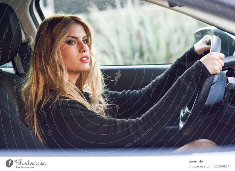 Blondes junges Mädchen, das ein Sportauto antreibt schön Haare & Frisuren Mensch Frau Erwachsene Verkehr Fahrzeug PKW Mode blond fahren natürlich weiß Model