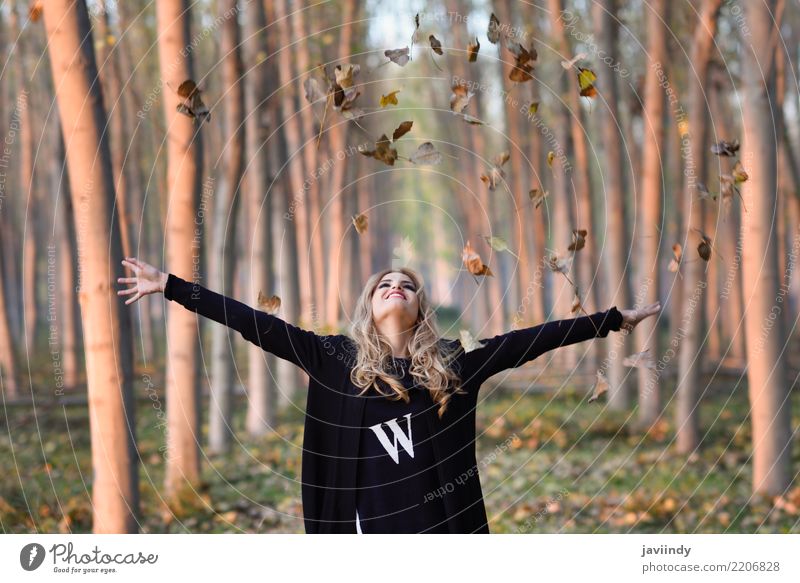 Frau, die mit Herbstblättern im Wald spielt Freude Glück schön Gesicht Spielen Mensch Erwachsene Natur Blatt Park blond Lächeln Liebe Fröhlichkeit weiß