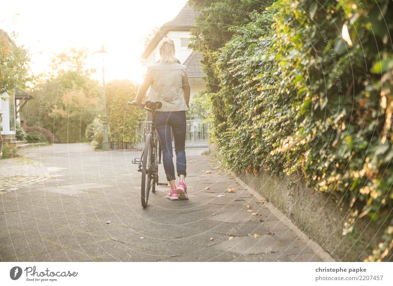Wer sein Rad liebt, schiebt Zufriedenheit Fahrradfahren Frau Erwachsene 1 Mensch 30-45 Jahre Stadt gehen hell schieben Farbfoto Außenaufnahme Textfreiraum oben