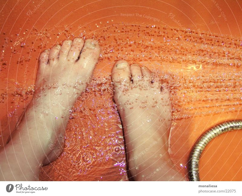 Kinderfüße Badewanne Duschwanne Wasserstrahl Wassertropfen Sauberkeit Mensch Duschbrause orange Fuß dreckig Waschen Unter der Dusche (Aktivität)