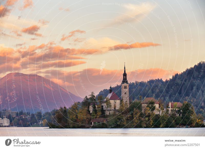 Bled See. Slowenien, berühmtes beliebtes Reiseziel schön Ferien & Urlaub & Reisen Tourismus Sommer Insel Berge u. Gebirge Natur Landschaft Himmel Herbst Baum