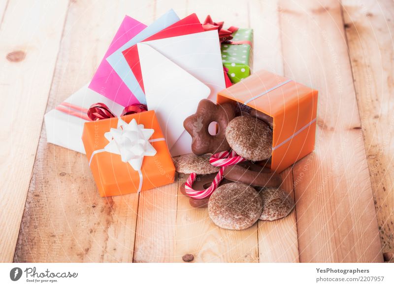Geschenke und Umschläge auf Holztisch Dekoration & Verzierung Feste & Feiern Weihnachten & Advent Familie & Verwandtschaft Ornament Fröhlichkeit einzigartig