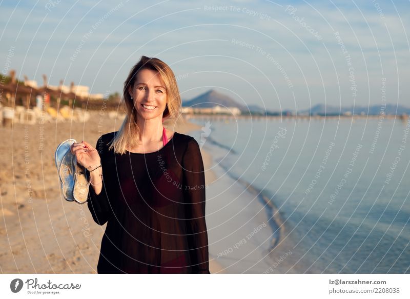 Blonde lächelnde Frau, die entlang tropischen Strand geht Lifestyle Glück schön Gesicht Erholung ruhig Ferien & Urlaub & Reisen Tourismus Sommer Sonne Meer