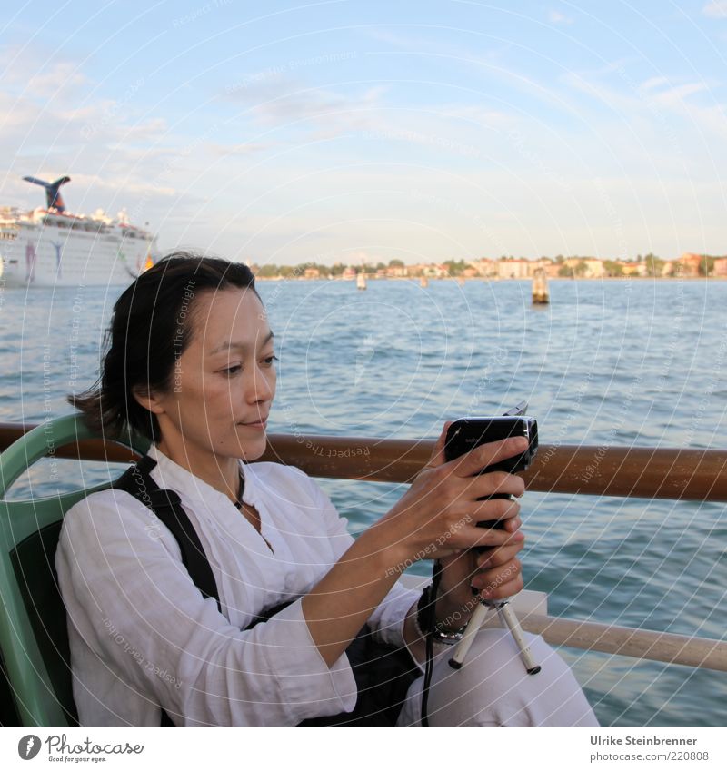 Japanerin filmt in der Bucht von Venedig Freude Ferien & Urlaub & Reisen Tourismus Ausflug Sightseeing Städtereise Videokamera Mensch feminin Frau Erwachsene 1