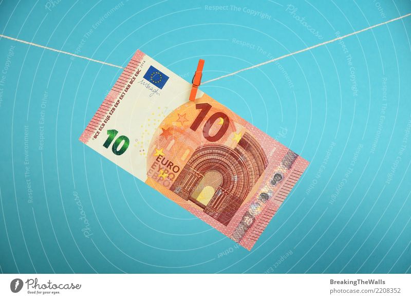 Banknote mit zehn Eurowährungen, die über Blau hängt Wirtschaft Handel Handwerk Kapitalwirtschaft Börse Business fallen hängen blau bedrohlich Mittelpunkt Geld