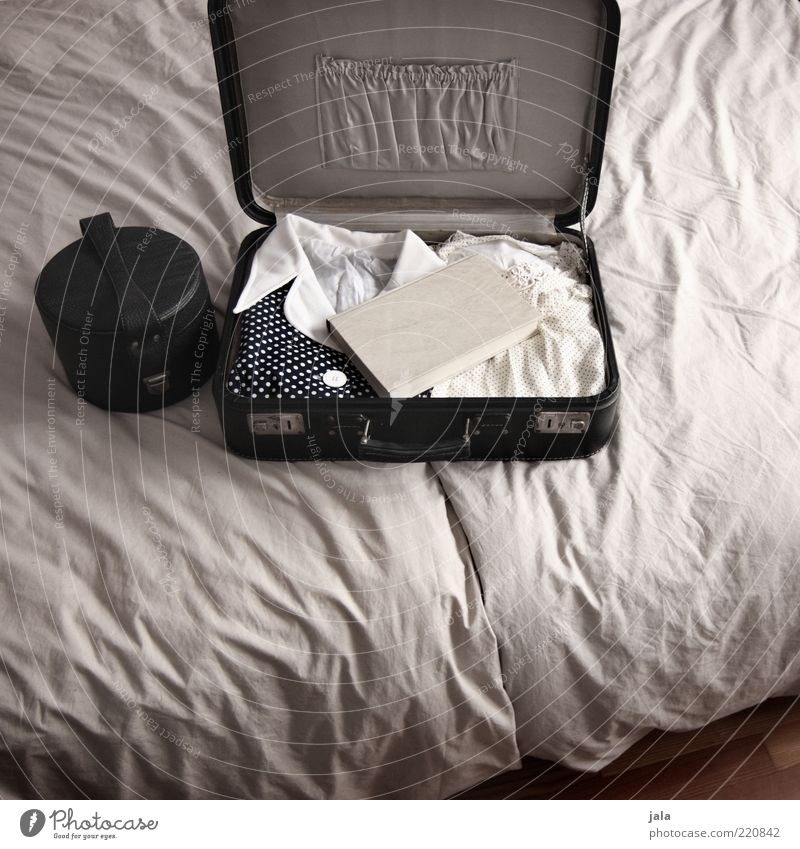 verreisen Ferien & Urlaub & Reisen Bekleidung Kleid Tasche Koffer beige retro altehrwürdig Buch Printmedien Bett packen Farbfoto Gedeckte Farben Innenaufnahme