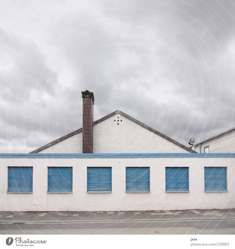 blau machen Himmel Wolken Haus Fabrik Bauwerk Gebäude Architektur Fassade Fenster Dach Schornstein Rollladen Straße Wege & Pfade trist grau weiß Farbfoto