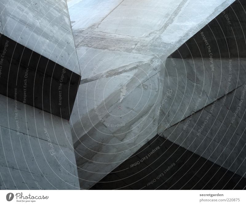 kubistischer konstruktivismus. Bauwerk Gebäude Architektur Mauer Wand Beton eckig kalt modern grau einzigartig Perspektive Kubismus Dekonstruktion Schattenseite