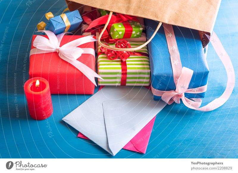 Bündel Geschenke, die aus eine Tasche herauskommen Glück Handarbeit Feste & Feiern Silvester u. Neujahr Freundschaft Paket Kerze Schnur Überraschung