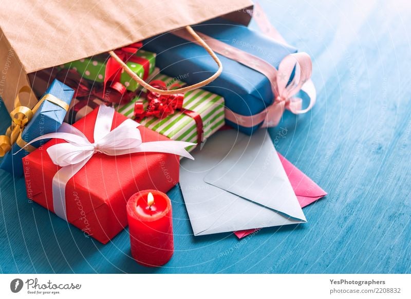 Geschenktüte umgeworfen auf dem Tisch Glück Handarbeit Feste & Feiern Silvester u. Neujahr Freundschaft Paket Kerze Schnur Überraschung Geburtstagsgeschenke