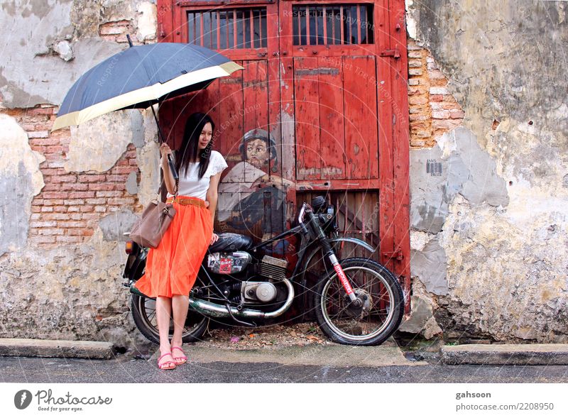 Mädchen, Fahrrad, Regenschirm Mensch Frau Erwachsene Körper 1 Malaysia Asien Kleinstadt Stadt Altstadt Haus Ruine Mauer Wand Fassade Tür Sehenswürdigkeit