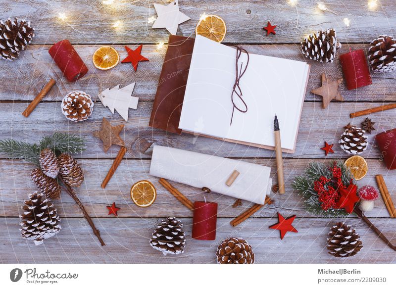 chaotisch dekorierter Weihnachtstisch mit Notizblock Frucht Orange Kräuter & Gewürze Winter Feste & Feiern Weihnachten & Advent Schreibwaren Schreibstift