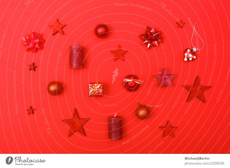 Rote Ornamente für Weihnachten auf rotem Hintergrund Weihnachten & Advent dominant Color Blocking Dekoration & Verzierung Winter einfarbig Lieblingsfarbe Kerze