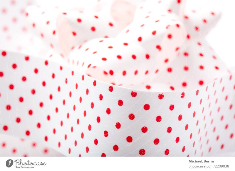 Geschenkband mit roten Punkten auf weiß Feste & Feiern Weihnachten & Advent Polka Dots Schnur Papier Schleife packen einpacken Nahaufnahme Bildausschnitt