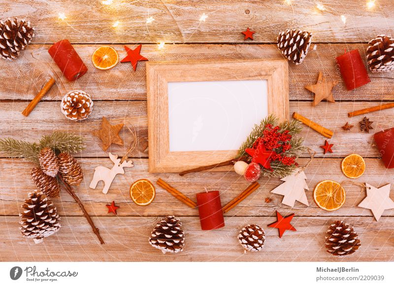 Leerer Bilderrahmen auf weihnachtlich dekoriertem Tisch Winter Weihnachten & Advent Kitsch Stimmung arrangiert Rentier Fotografie Rahmen Textfreiraum leer