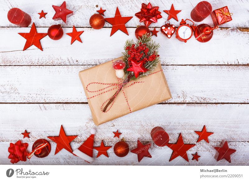 Geschenk in Papier Verpackung mit Weihnachts Ornamenten Winter Weihnachten & Advent retro Sauberkeit braun rot weiß einzigartig nachhaltig sparsam arrangiert