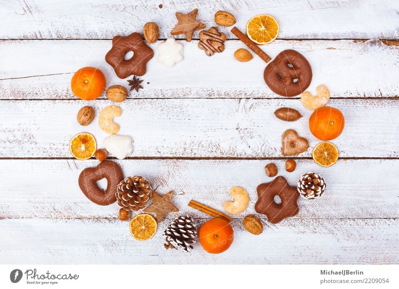Weihnachtliches Essen im Kreis arrangiert Lebensmittel Ernährung Winter Weihnachten & Advent Ordnung Grunge Lebkuchen Mandarine Nuss Zimt tisch weiß