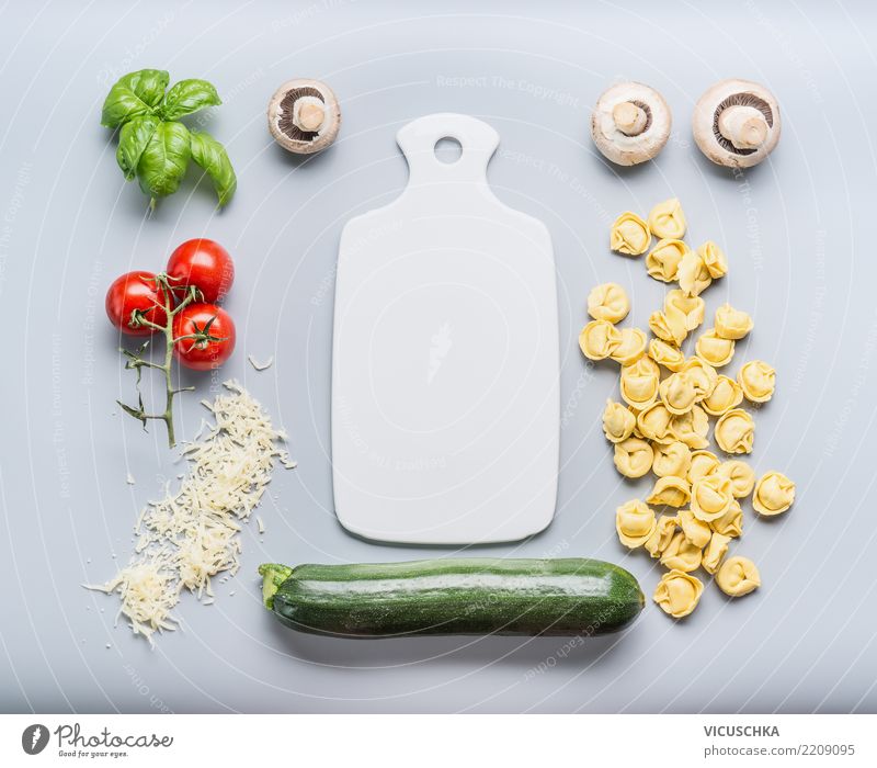 Vegetarian Tortellini mit Gemüse und Käse Lebensmittel Ernährung Mittagessen Bioprodukte Vegetarische Ernährung Diät Stil Design Gesunde Ernährung Tisch