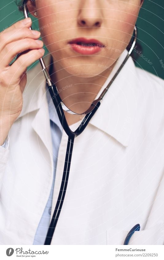 Doctor 33 Arbeit & Erwerbstätigkeit Beruf Arzt feminin Frau Erwachsene 1 Mensch 30-45 Jahre kompetent Medikament Krankenhaus Sprechstunde Stethoskop hören