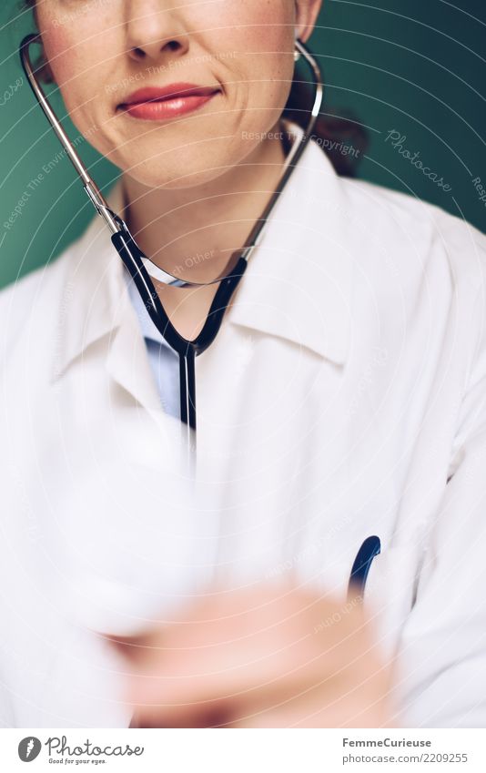 Doctor 37 Arbeit & Erwerbstätigkeit Beruf Arzt feminin Frau Erwachsene 1 Mensch 30-45 Jahre kompetent Kittel Arbeitsbekleidung Schutzbekleidung hören Stethoskop