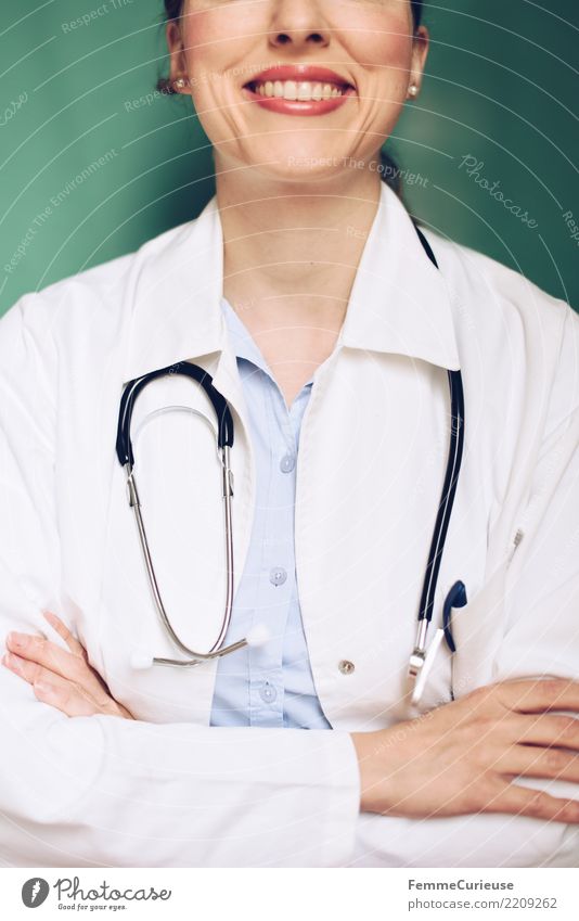 Doctor 38 Arbeit & Erwerbstätigkeit Beruf Arzt kompetent Medikament Stethoskop Kittel verschränkt Arme Erfolg selbstbewußt türkis Krankenhaus Praxis Lächeln