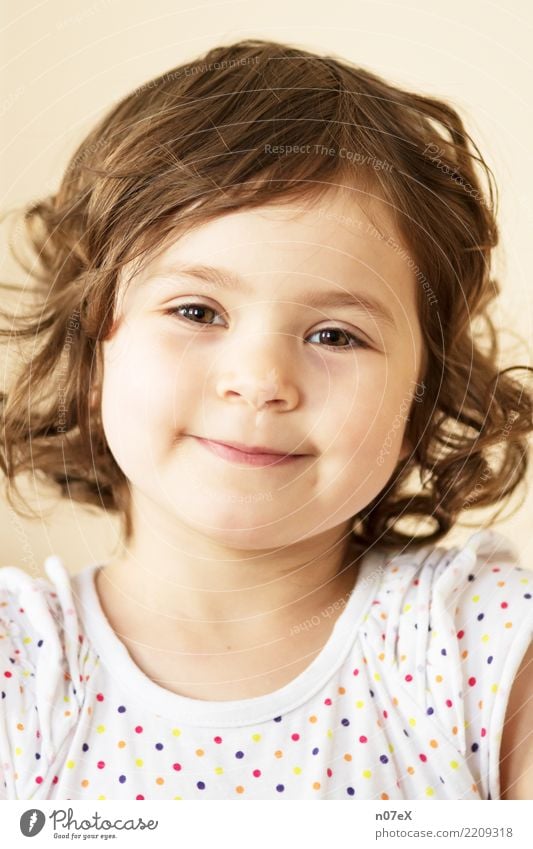 Arya Mensch feminin Mädchen Schwester 1 3-8 Jahre Kind Kindheit brünett langhaarig Locken Lächeln Blick leuchten Gesundheit Glück schön natürlich braun